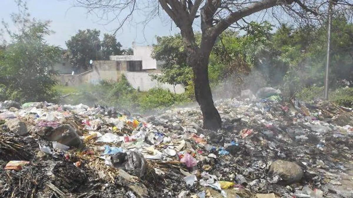 Acapulco - quema de basura en la zona diamante 2